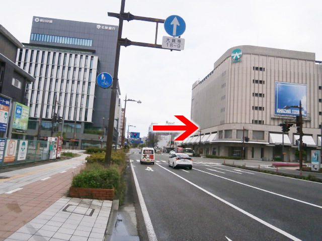 国道４１号線を富山駅へと進んでください。一番町交差点を右折します。（右前方に富山大和があります。）