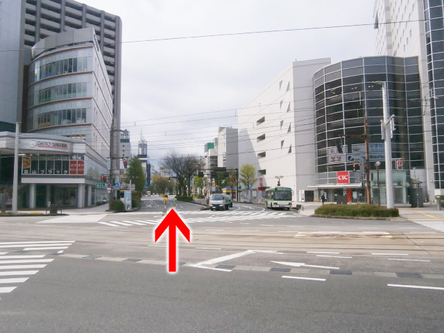 富山駅前東、城址大通りを直進してください