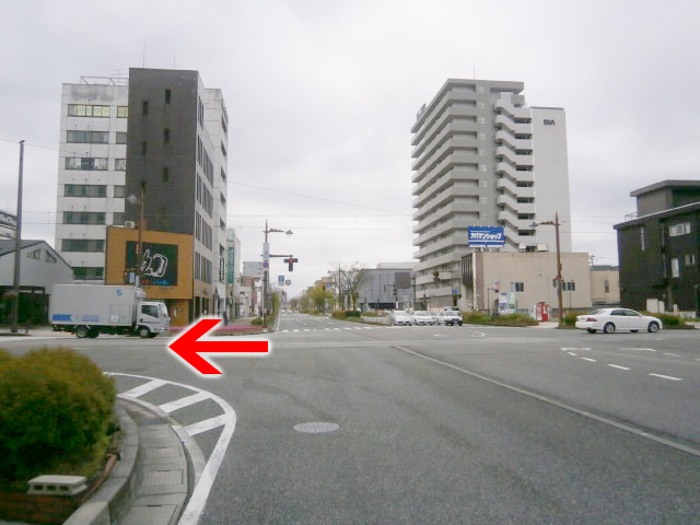 一番町交差点を左折します。左手に富山大和があります。