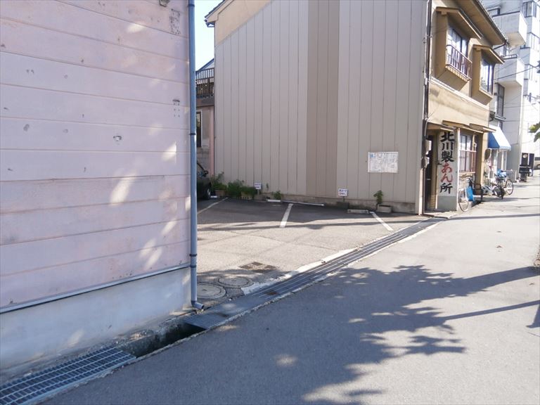 店内風景富山市ヨコハマ指圧所駐車場入り口