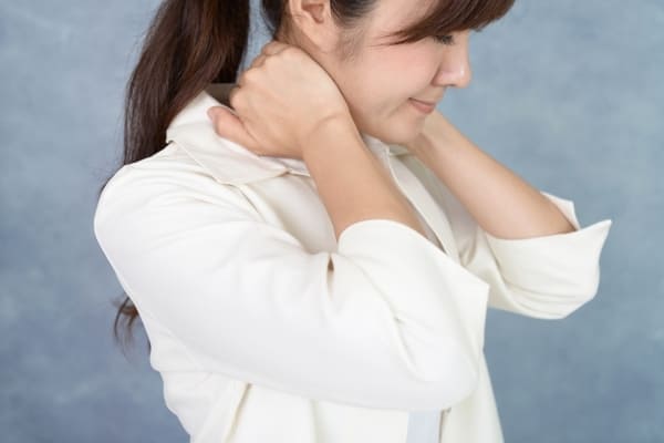 頚椎ヘルニアの辛い症状に悩む女性