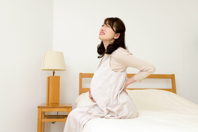 お腹の張りと腰痛の辛い症状に悩む妊婦
