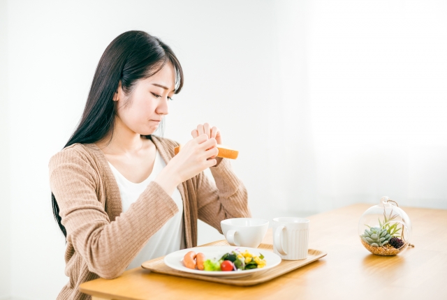 食欲不振で少ししか食べられずに悩む女性