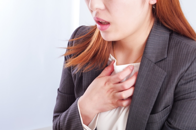 呼吸する時の神経痛に悩む女性