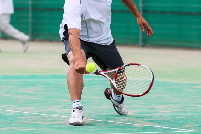 テニスなど膝に負担がかかるスポーツも原因になります