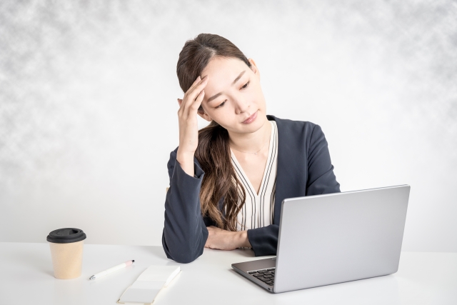 脳疲労による症状で仕事に支障が出て悩む女性