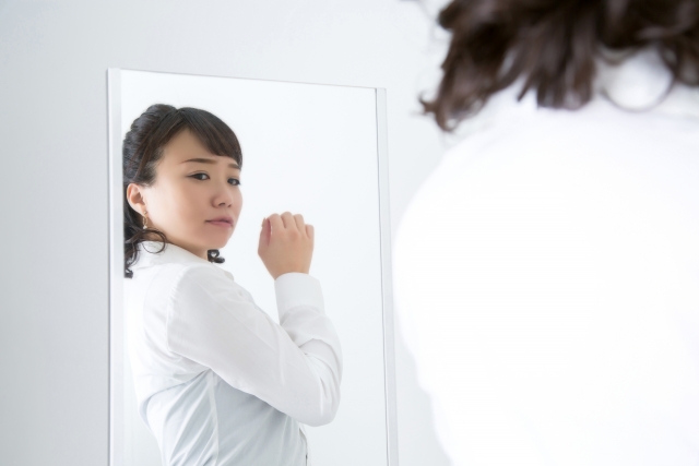 姿勢の悪さが気になり悩む女性