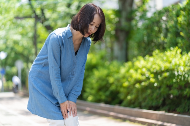 膝のむくみによる辛い症状に悩む女性