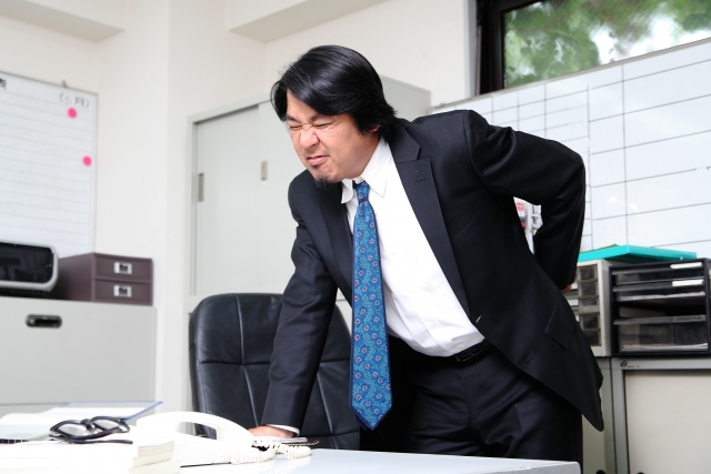 腰痛手術後の痛みに悩む男性