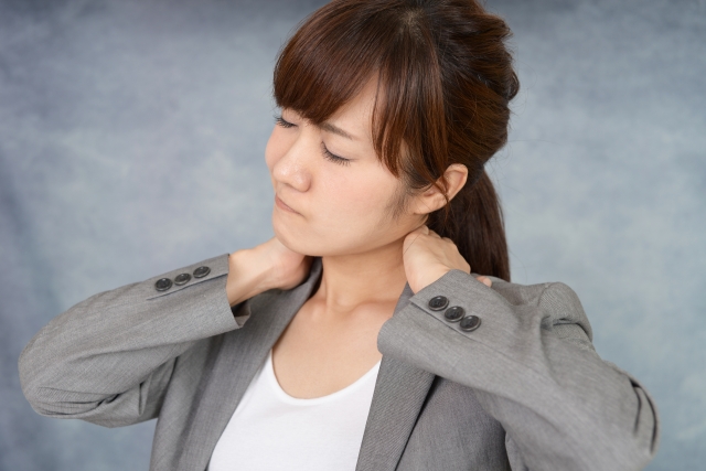 首手術後の痛み痺れに悩む女性
