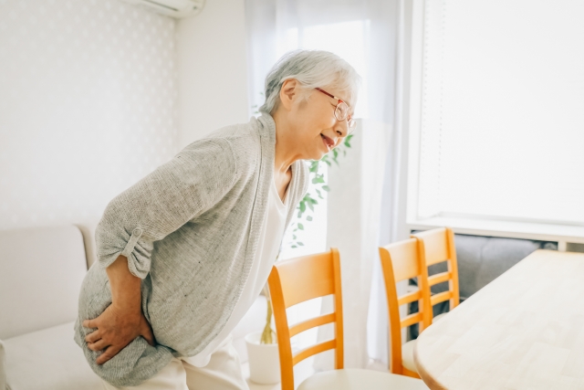 脊柱管狭窄症手術後の痛み痺れに悩む女性