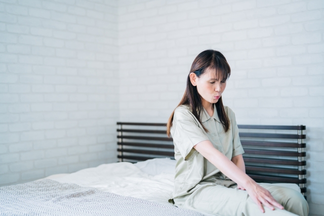 膝手術後の痛み腫れ曲がらない症状に悩む女性