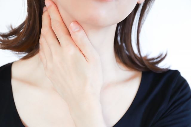 姿勢の悪さも首に負担がかかる原因になります