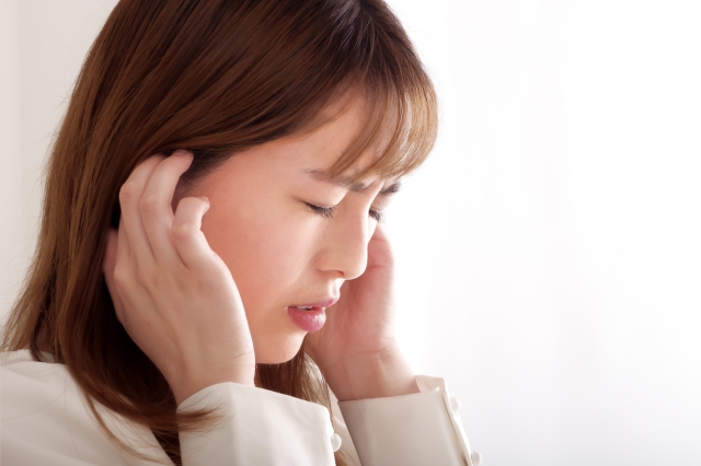 耳こりの辛い症状に悩む女性