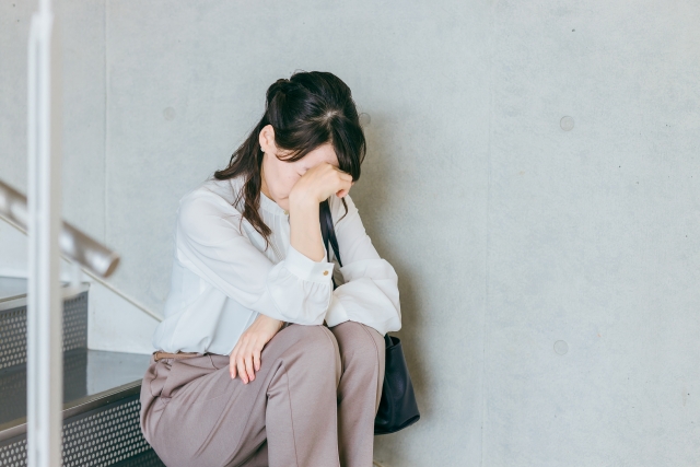 疲れやすく体質改善できないか悩む女性