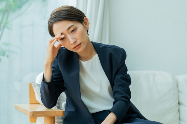 身体に違和感を感じて悩む女性