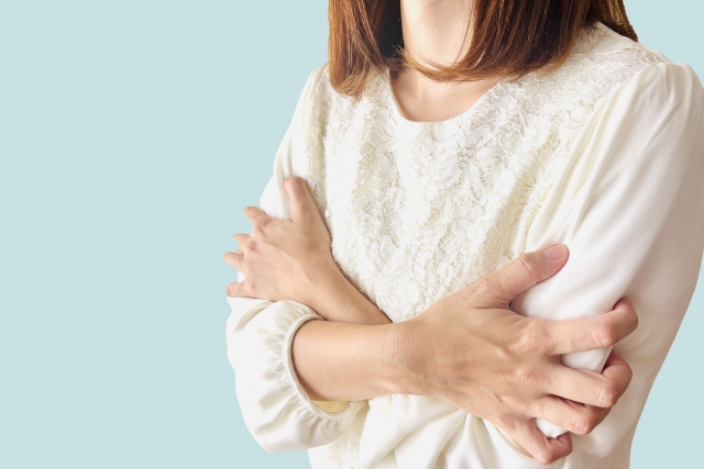 身体のこわばりに悩む女性