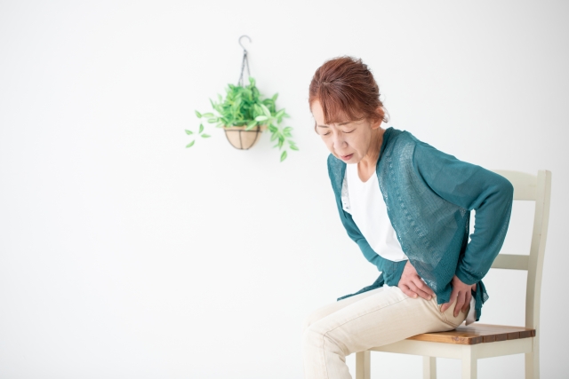 変形性股関節症手術後の痛みに悩む女性
