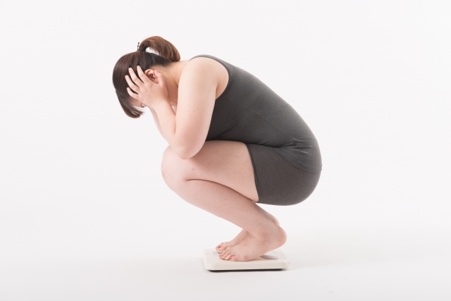 中年太りで体重が落ちずに悩む女性