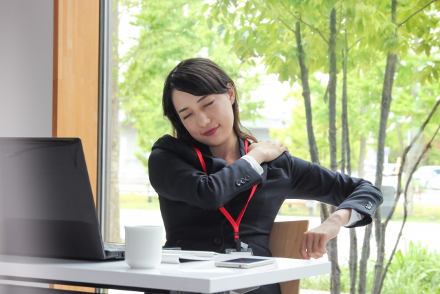 仕事中に力が抜けず肩が凝り悩む女性