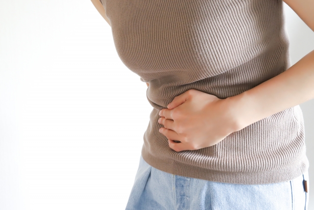 腹斜筋の痛みで悩む女性