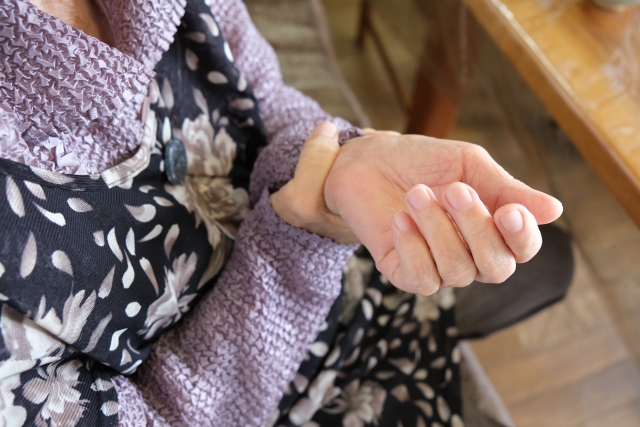 手首の痛みに悩む女性
