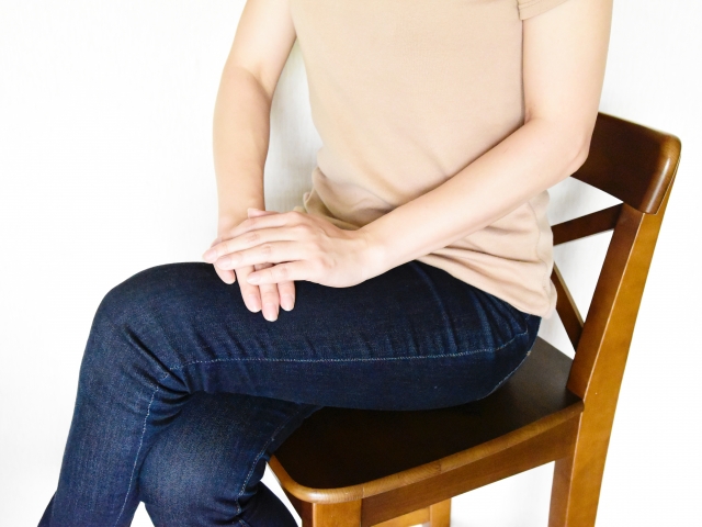 足を組む癖も骨盤が歪む原因になります