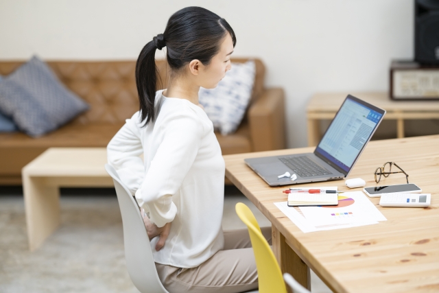 腰痛などの辛い症状で仕事に支障が出て悩む女性