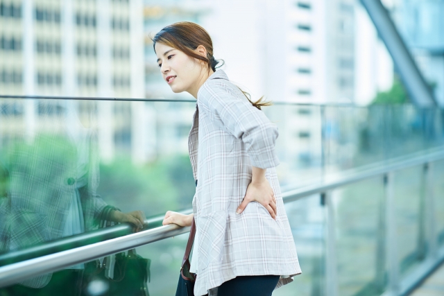 恥骨の痛みに悩む女性